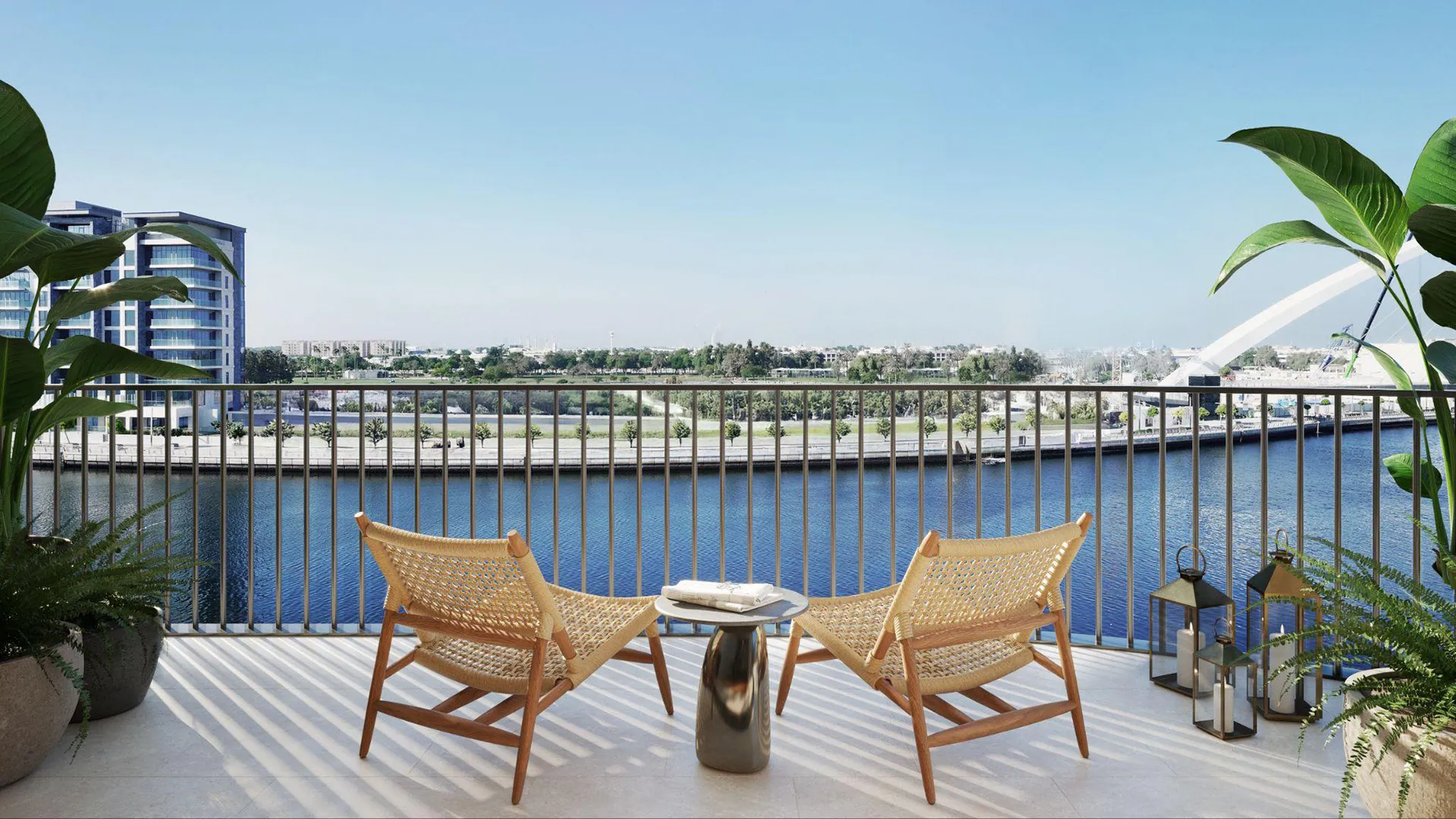 A private terrace over the canal
